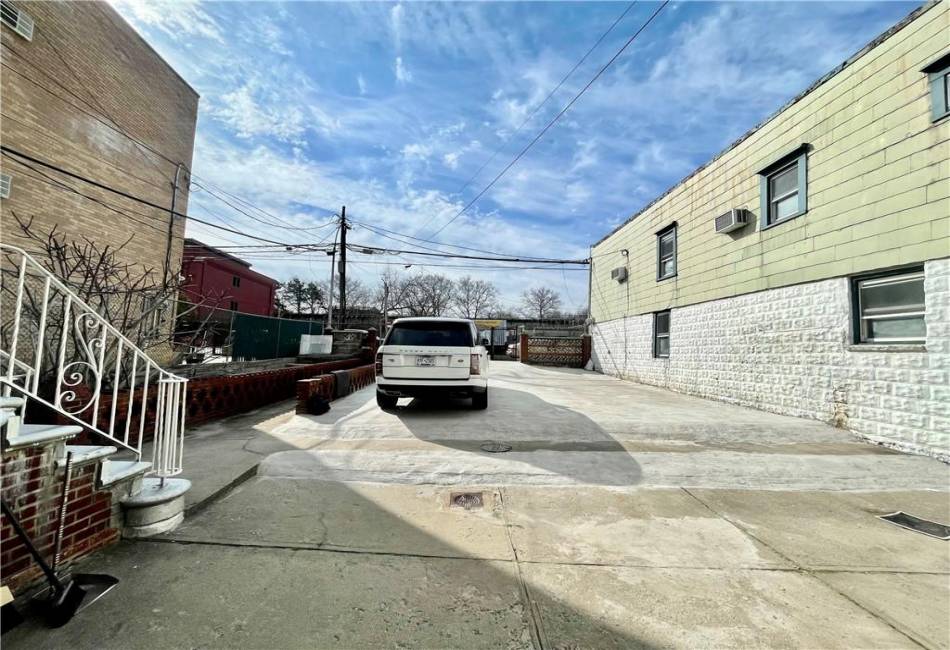 33 Avenue X, Brooklyn, New York 11223, 7 Bedrooms Bedrooms, ,4 BathroomsBathrooms,Residential,For Sale,Avenue X,472662