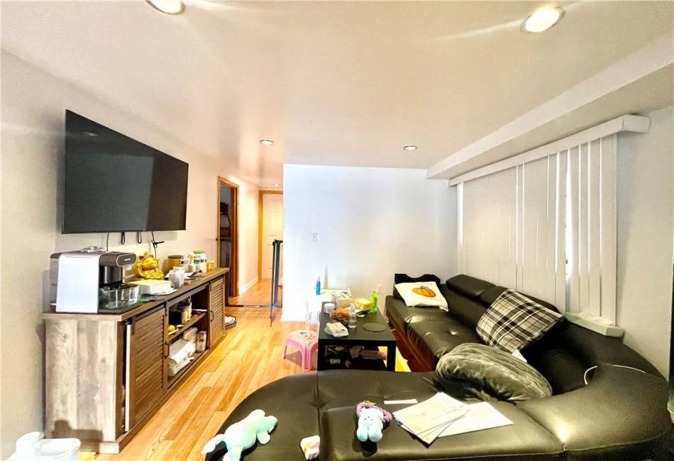 33 Avenue X, Brooklyn, New York 11223, 7 Bedrooms Bedrooms, ,4 BathroomsBathrooms,Residential,For Sale,Avenue X,472662