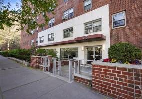 215 Adams Street, Brooklyn, New York 11201, 2 Bedrooms Bedrooms, ,1 BathroomBathrooms,Residential,For Sale,Adams,473363