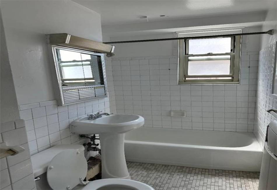 35 Seacoast Terrace, Brooklyn, New York 11235, 2 Bedrooms Bedrooms, ,2 BathroomsBathrooms,Residential,For Sale,Seacoast,478069