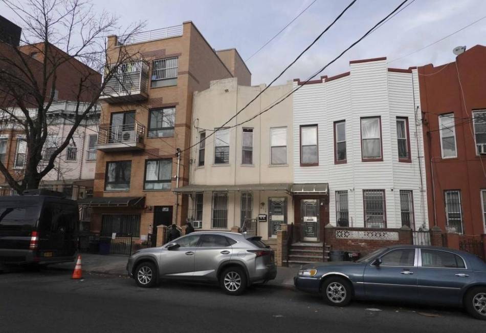 915 60th Street, Brooklyn, New York 11219, 8 Bedrooms Bedrooms, ,5 BathroomsBathrooms,Residential,For Sale,60th,479180