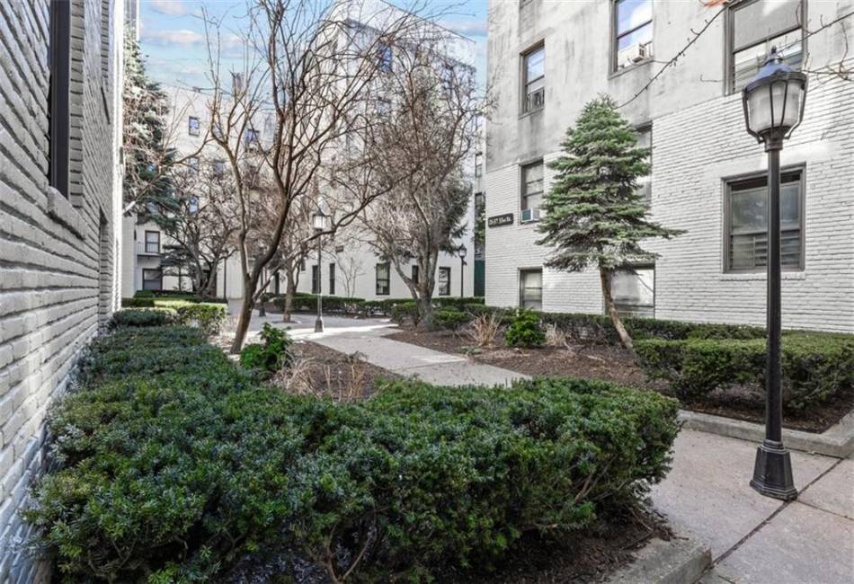 21-37 33rd Street, Brooklyn, New York 11105, 2 Bedrooms Bedrooms, ,1 BathroomBathrooms,Residential,For Sale,33rd,480001