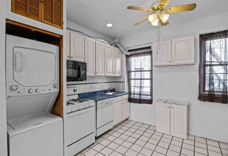 21-37 33rd Street, Brooklyn, New York 11105, 2 Bedrooms Bedrooms, ,1 BathroomBathrooms,Residential,For Sale,33rd,480001