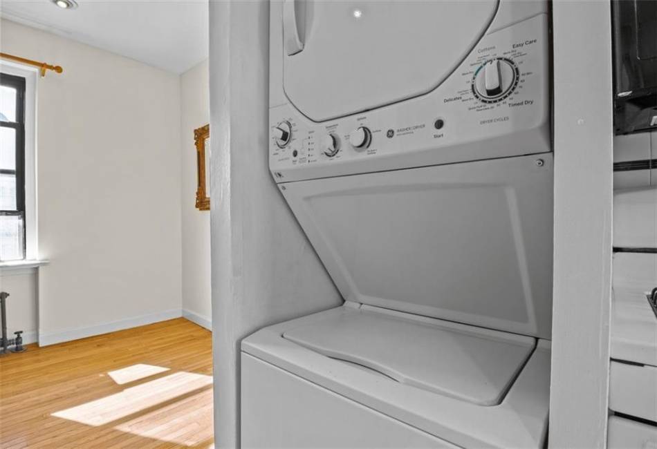 21-37 33rd Street, Brooklyn, New York 11105, 2 Bedrooms Bedrooms, ,1 BathroomBathrooms,Residential,For Sale,33rd,480001