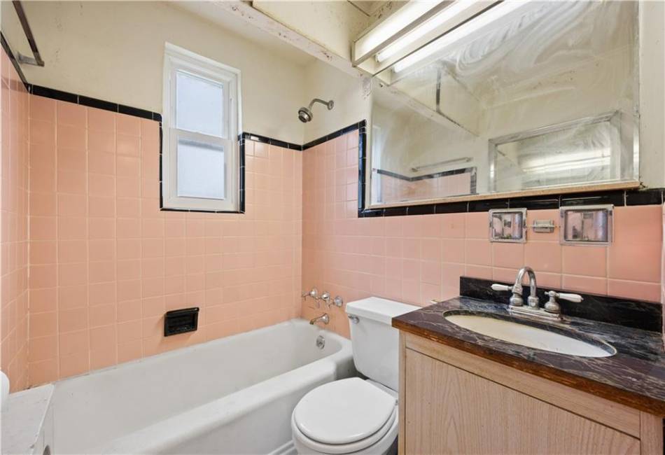 305 Greenleaf Avenue, Staten Island, New York 10314, 4 Bedrooms Bedrooms, ,1 BathroomBathrooms,Residential,For Sale,Greenleaf,480832