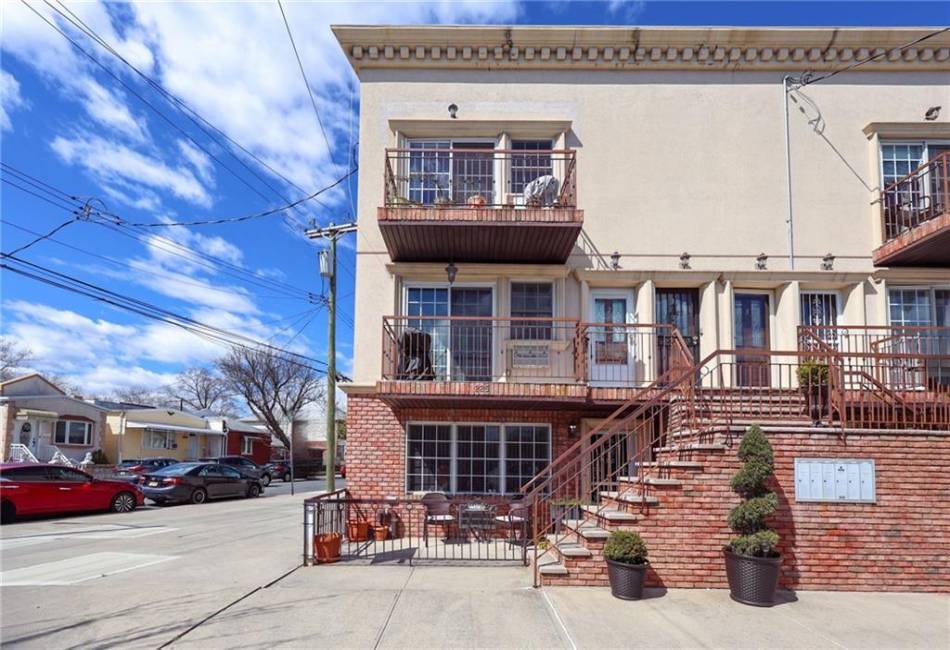 225 Avenue W, Brooklyn, New York 11223, 2 Bedrooms Bedrooms, ,2 BathroomsBathrooms,Residential,For Sale,Avenue W,481162