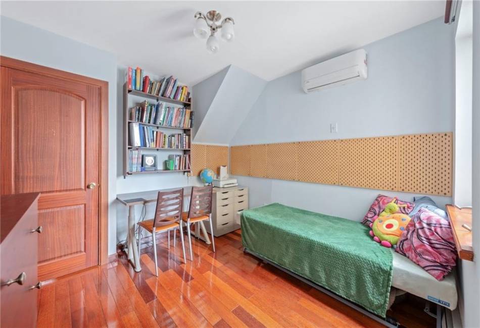 2018 Jerome Avenue, Brooklyn, New York 11235, 3 Bedrooms Bedrooms, ,2 BathroomsBathrooms,Residential,For Sale,Jerome,482017