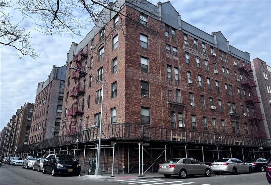 601 Brightwater Court, Brooklyn, New York 11235, 1 Bedroom Bedrooms, ,1 BathroomBathrooms,Residential,For Sale,Brightwater,471173