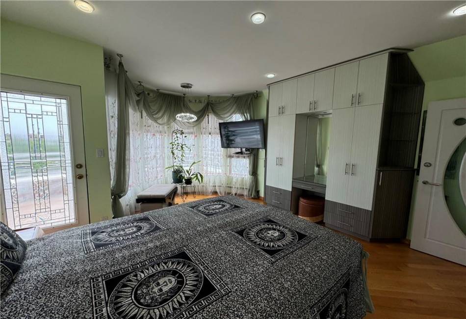 1519 Oriental Boulevard, Brooklyn, New York 11235, 4 Bedrooms Bedrooms, ,Residential,For Sale,Oriental,484850