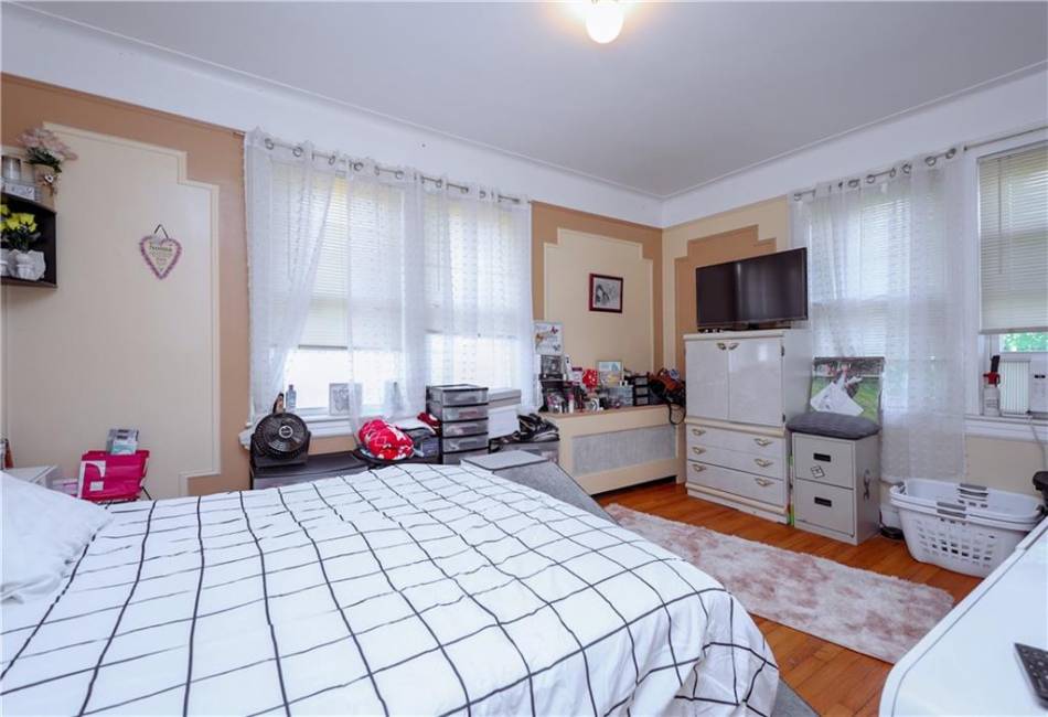 45 Laconia Avenue, Staten Island, New York 10305, 4 Bedrooms Bedrooms, ,3 BathroomsBathrooms,Residential,For Sale,Laconia,484974