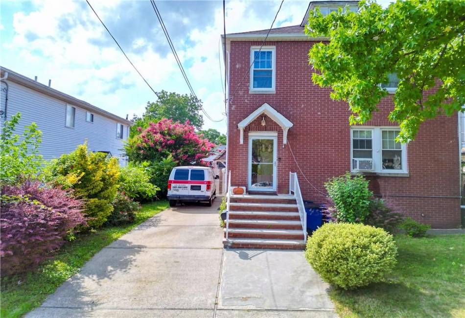 45 Laconia Avenue, Staten Island, New York 10305, 4 Bedrooms Bedrooms, ,3 BathroomsBathrooms,Residential,For Sale,Laconia,484974