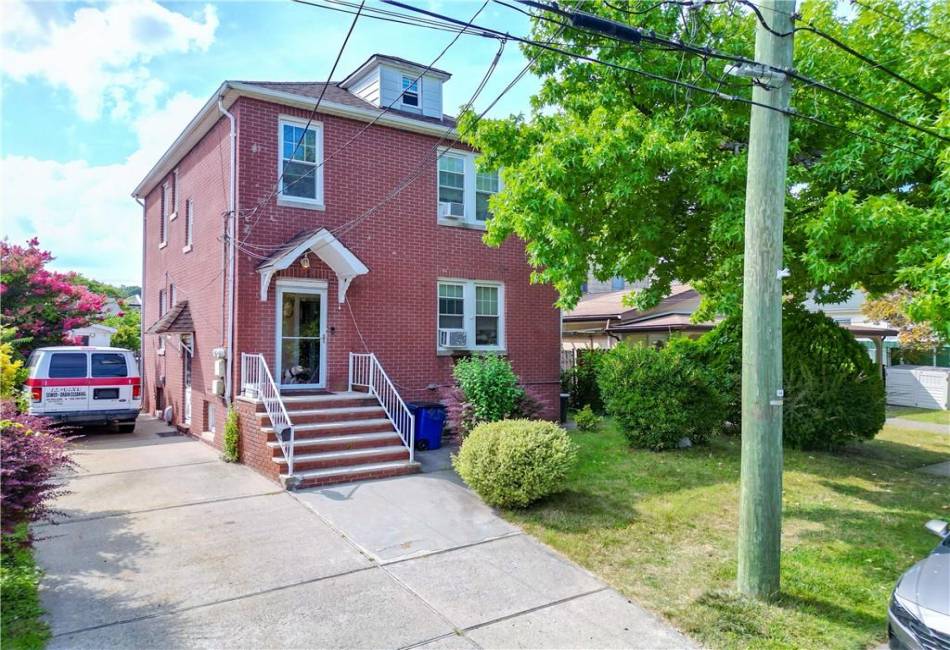 45 Laconia Avenue, Staten Island, New York 10305, 4 Bedrooms Bedrooms, ,3 BathroomsBathrooms,Residential,For Sale,Laconia,484974