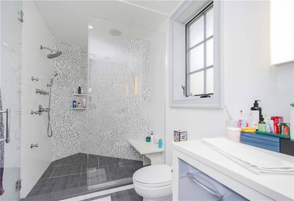 86 Gaylord Drive, Brooklyn, New York 11234, 5 Bedrooms Bedrooms, ,6 BathroomsBathrooms,Residential,For Sale,Gaylord,485612