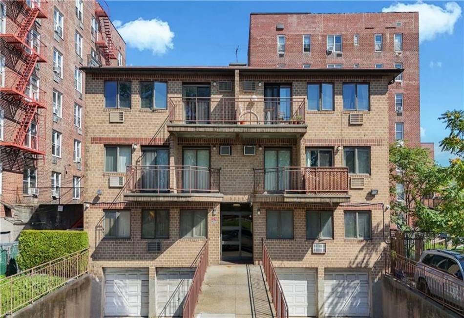 3225 Shore Parkway, Brooklyn, New York 11235, 2 Bedrooms Bedrooms, ,1 BathroomBathrooms,Residential,For Sale,Shore,485774