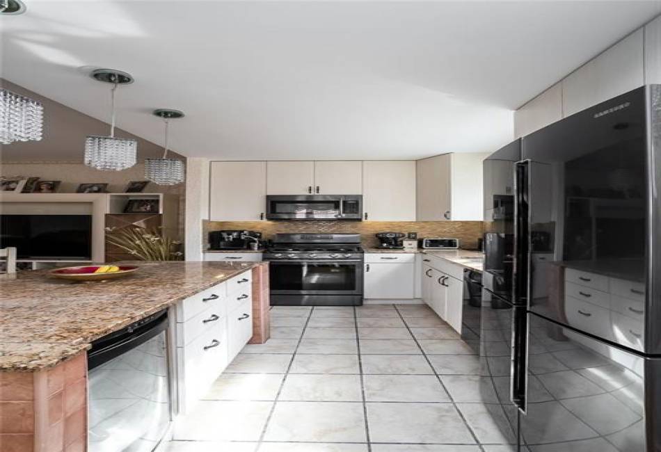 135 Oceana Drive, Brooklyn, New York 11235, 3 Bedrooms Bedrooms, ,3 BathroomsBathrooms,Residential,For Sale,Oceana,485919