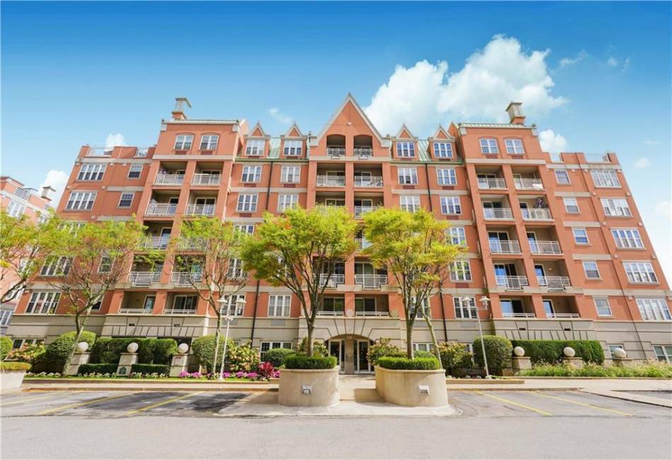 120 Oceana Drive, Brooklyn, New York 11235, 2 Bedrooms Bedrooms, ,2 BathroomsBathrooms,Residential,For Sale,Oceana,486422