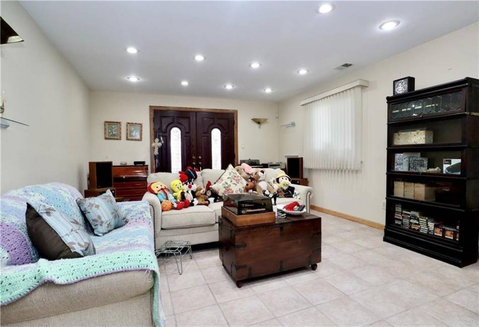 37 Montana Place, Brooklyn, New York 11234, 4 Bedrooms Bedrooms, ,3 BathroomsBathrooms,Residential,For Sale,Montana,486453