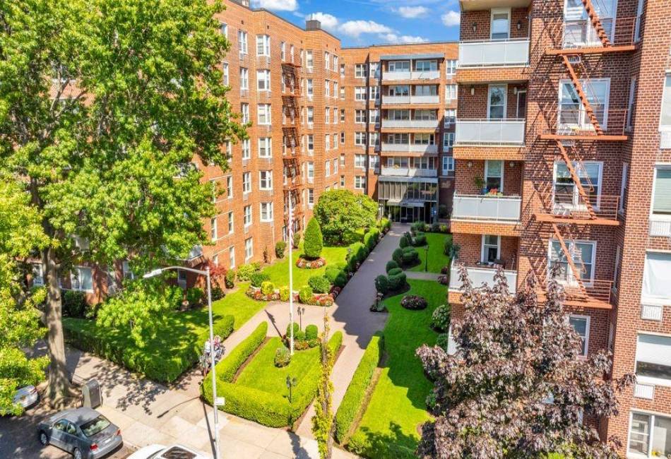 9201 Shore Road, Brooklyn, New York 11209, 3 Bedrooms Bedrooms, ,2 BathroomsBathrooms,Residential,For Sale,Shore,486389