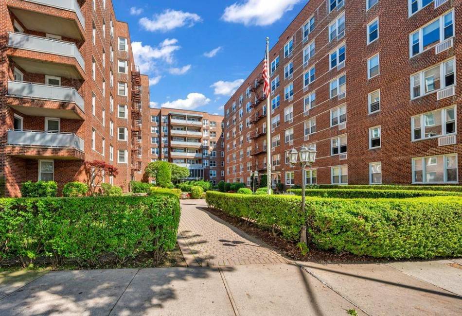 9201 Shore Road, Brooklyn, New York 11209, 3 Bedrooms Bedrooms, ,2 BathroomsBathrooms,Residential,For Sale,Shore,486389