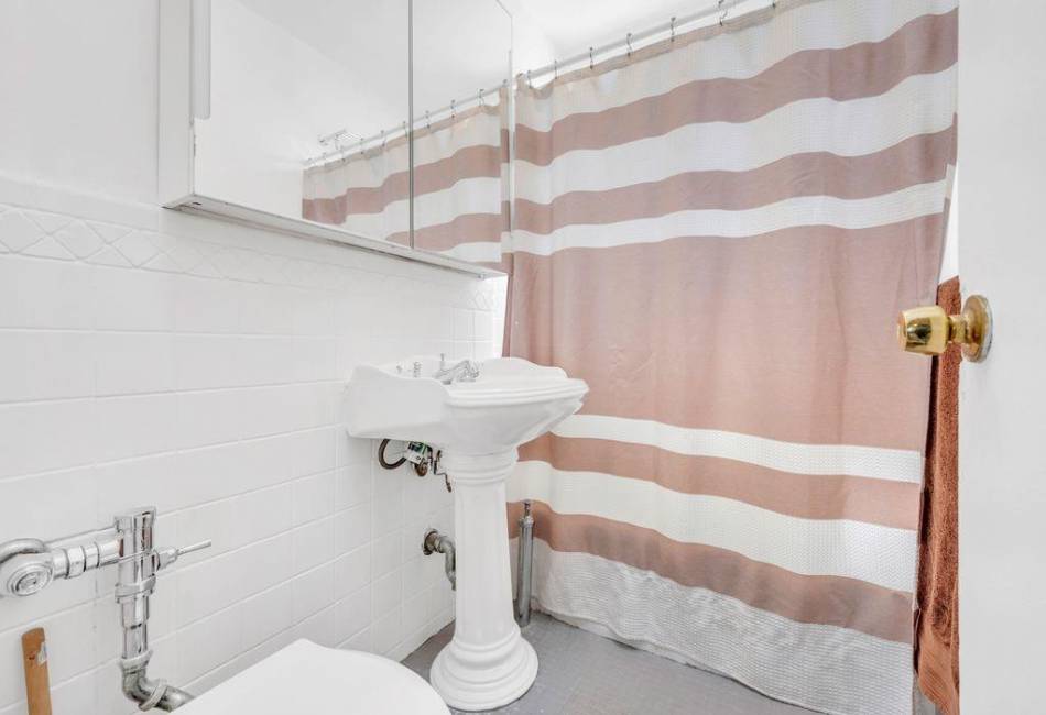 9201 Shore Road, Brooklyn, New York 11209, 3 Bedrooms Bedrooms, ,2 BathroomsBathrooms,Residential,For Sale,Shore,486389