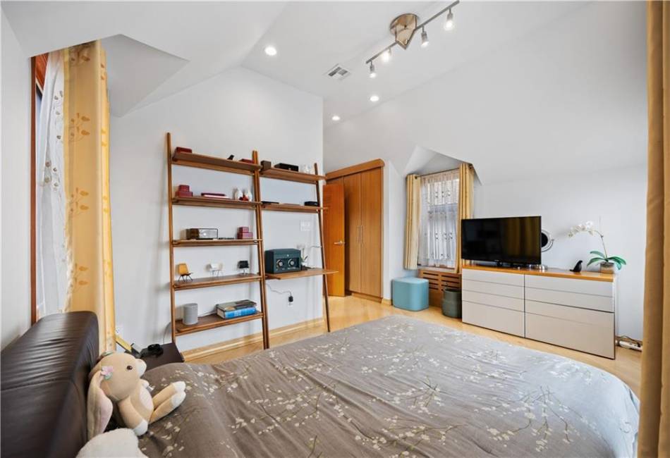 164 Oxford Street, Brooklyn, New York 11235, 3 Bedrooms Bedrooms, ,4 BathroomsBathrooms,Residential,For Sale,Oxford,486583