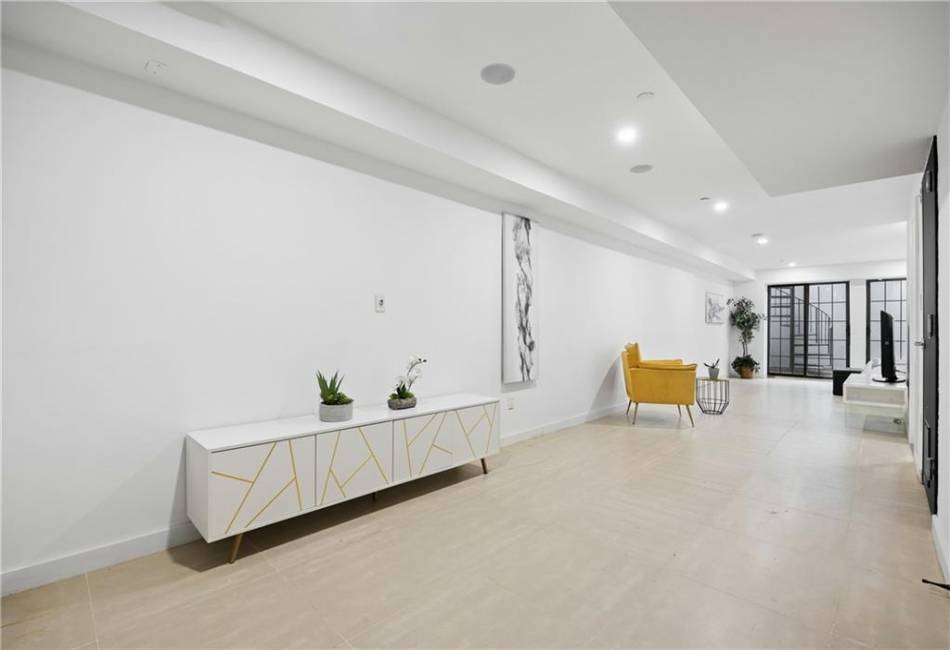 583 Putnam Avenue, Brooklyn, New York 11221, 2 Bedrooms Bedrooms, ,2 BathroomsBathrooms,Residential,For Sale,Putnam,486584