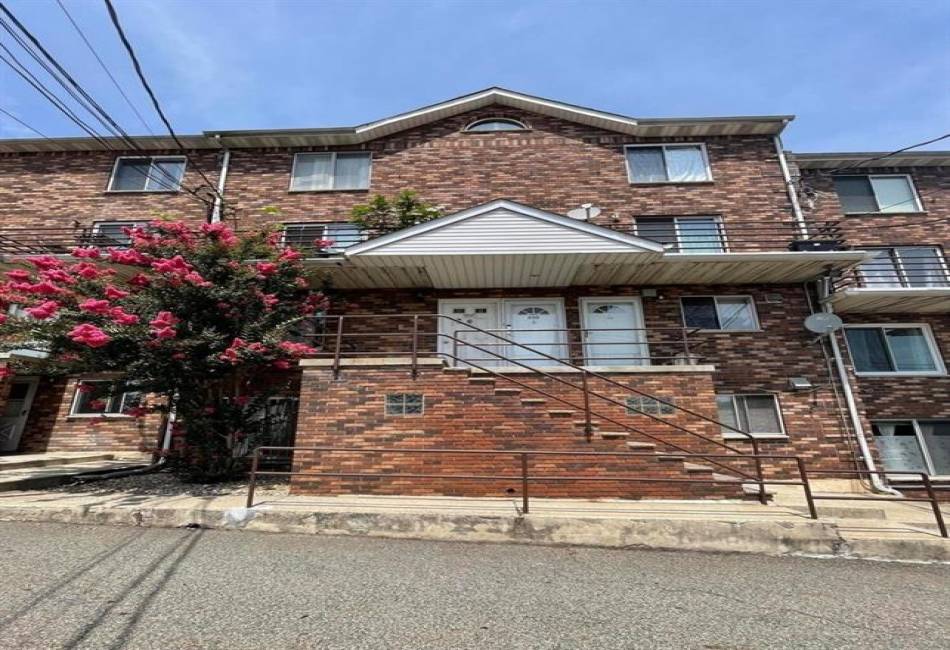 89 Narrows Road, Staten Island, New York 10305, 2 Bedrooms Bedrooms, ,1 BathroomBathrooms,Residential,For Sale,Narrows,486631