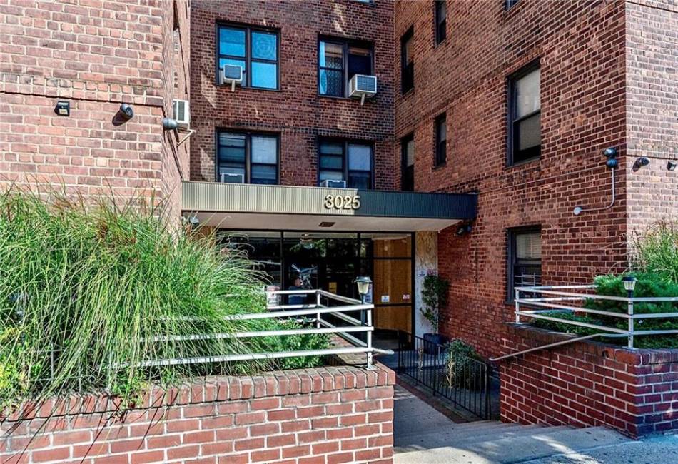 3025 Ocean Avenue, Brooklyn, New York 11235, 2 Bedrooms Bedrooms, ,1 BathroomBathrooms,Residential,For Sale,Ocean,486737