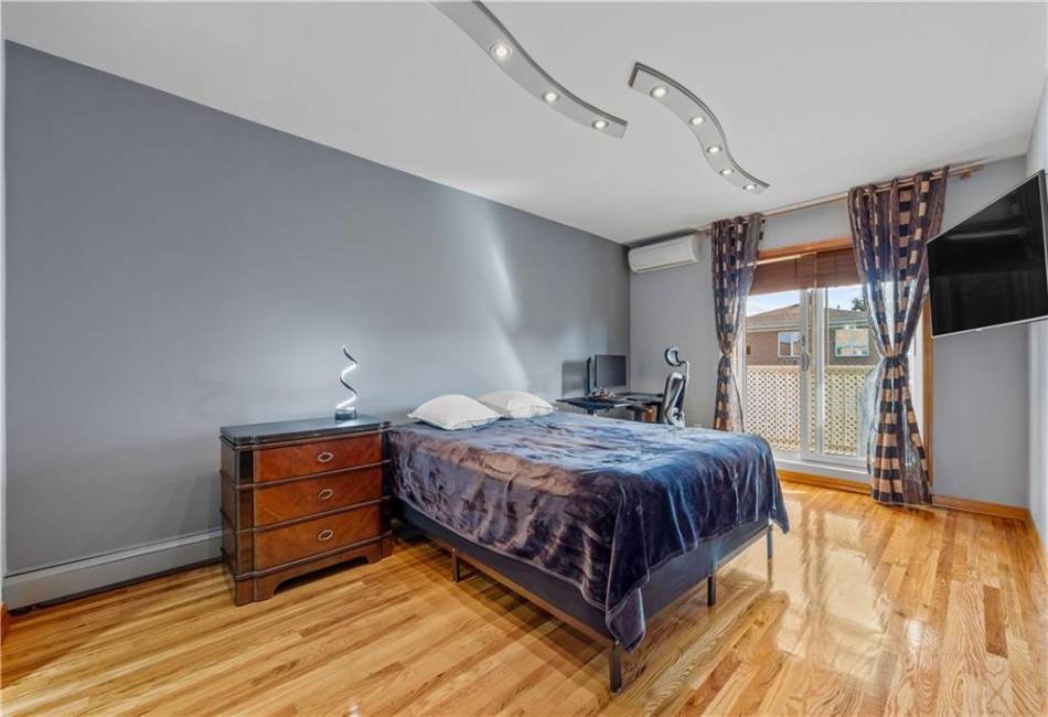 2643 24th Street, Brooklyn, New York 11235, 3 Bedrooms Bedrooms, ,3 BathroomsBathrooms,Residential,For Sale,24th,486746