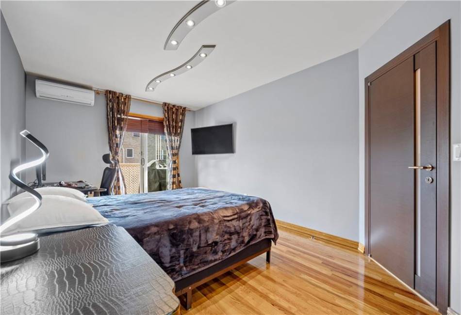 2643 24th Street, Brooklyn, New York 11235, 3 Bedrooms Bedrooms, ,3 BathroomsBathrooms,Residential,For Sale,24th,486746