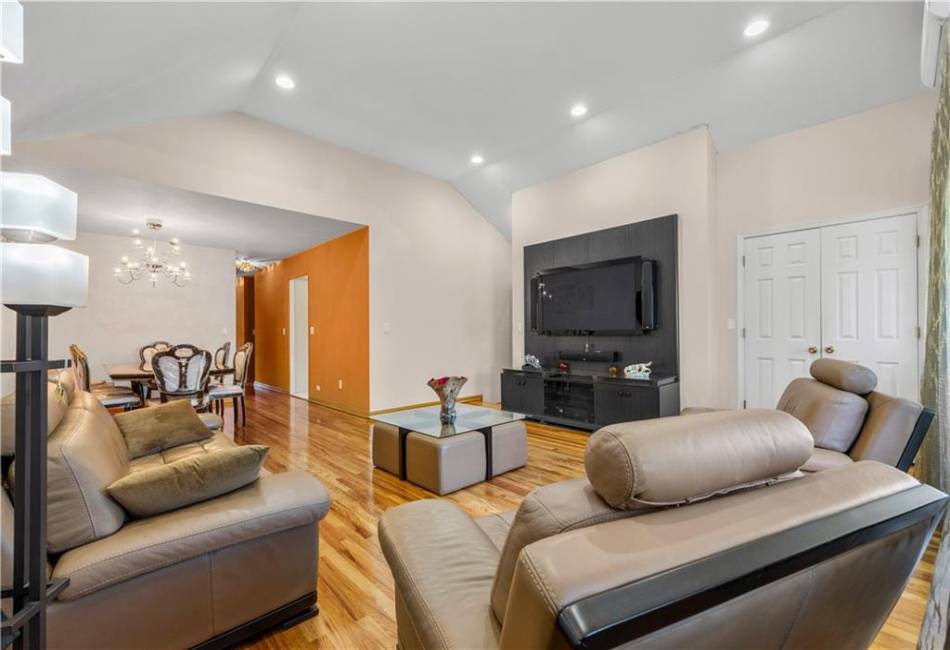 2643 24th Street, Brooklyn, New York 11235, 3 Bedrooms Bedrooms, ,3 BathroomsBathrooms,Residential,For Sale,24th,486746