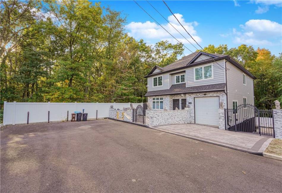 74 Harris Lane, Staten Island, New York 10309, 7 Bedrooms Bedrooms, ,5 BathroomsBathrooms,Residential,For Sale,Harris,486808