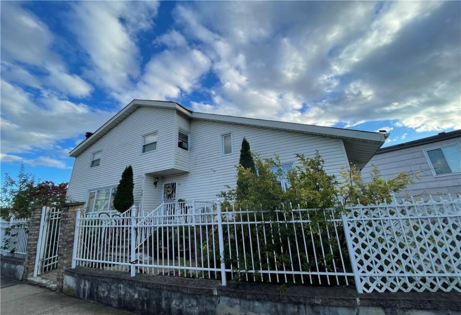 70 Manchester Drive, Staten Island, New York 10312, 3 Bedrooms Bedrooms, ,3 BathroomsBathrooms,Residential,For Sale,Manchester,486913