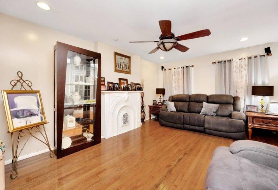 964 Gates Avenue, Brooklyn, New York 11221, 3 Bedrooms Bedrooms, ,2 BathroomsBathrooms,Residential,For Sale,Gates,486923