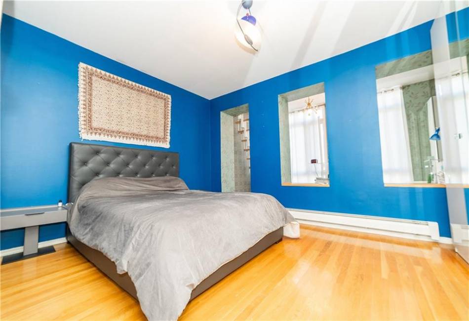 82 West End Avenue, Brooklyn, New York 11235, 2 Bedrooms Bedrooms, ,3 BathroomsBathrooms,Residential,For Sale,West End,486933