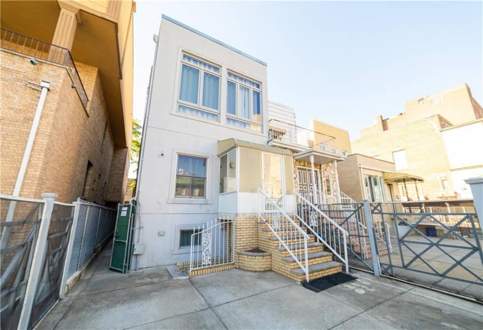 82 West End Avenue, Brooklyn, New York 11235, 2 Bedrooms Bedrooms, ,3 BathroomsBathrooms,Residential,For Sale,West End,486933