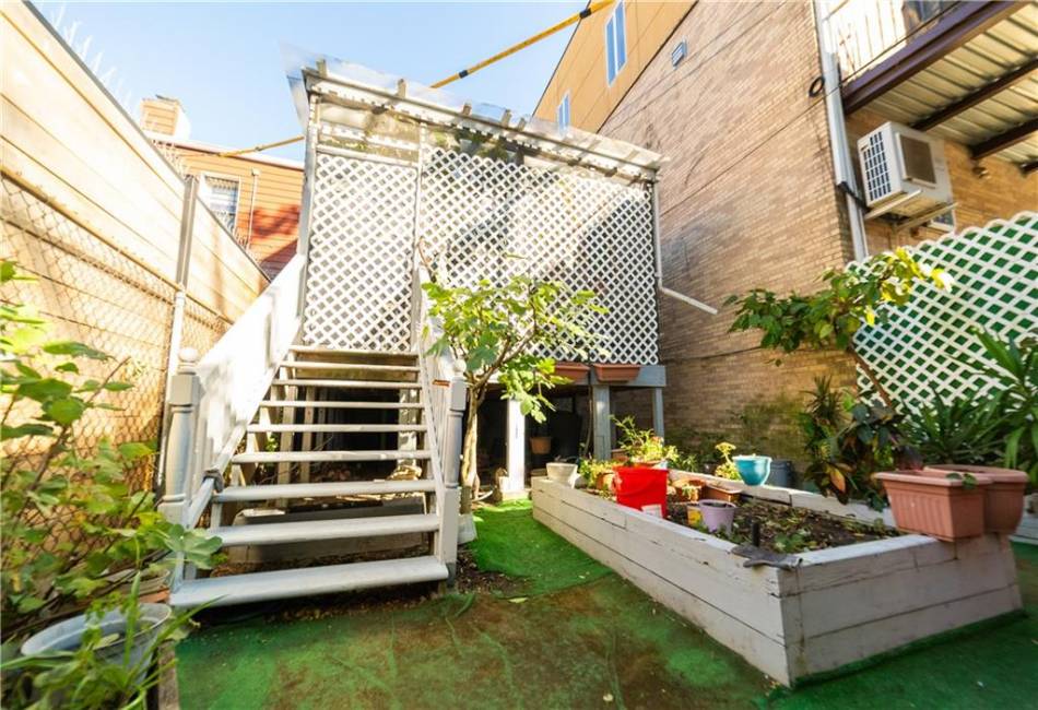 82 West End Avenue, Brooklyn, New York 11235, 2 Bedrooms Bedrooms, ,3 BathroomsBathrooms,Residential,For Sale,West End,486933