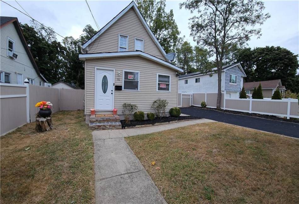 116 Smith Street, Amityville, New York 11701, 4 Bedrooms Bedrooms, ,2 BathroomsBathrooms,Residential,For Sale,Smith,486982