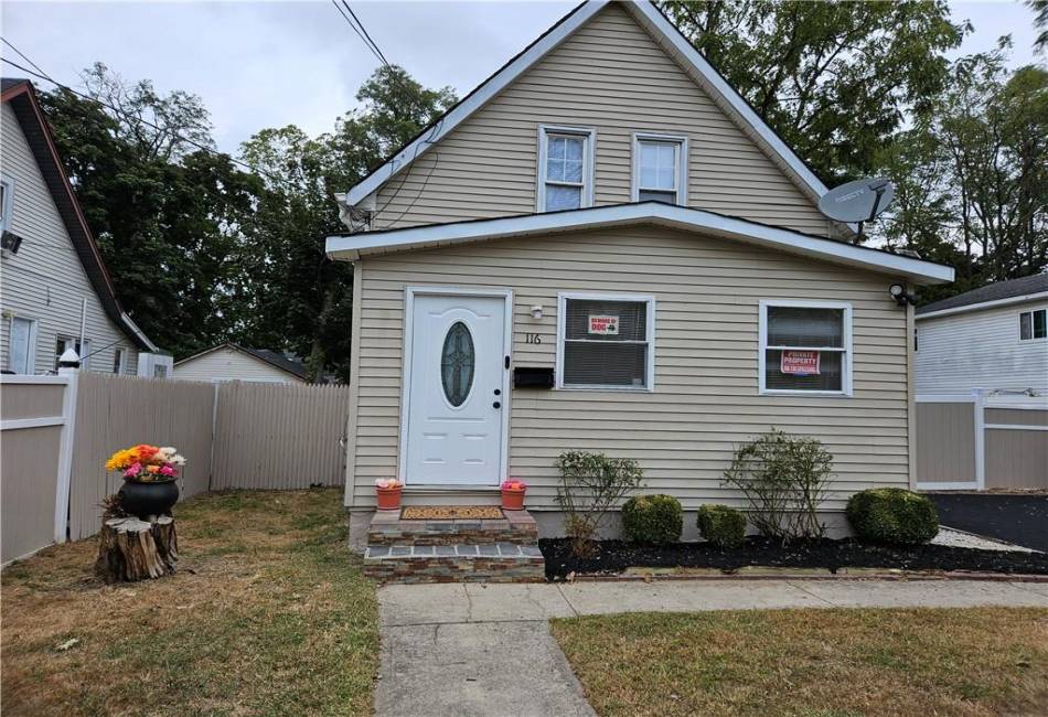 116 Smith Street, Amityville, New York 11701, 4 Bedrooms Bedrooms, ,2 BathroomsBathrooms,Residential,For Sale,Smith,486982