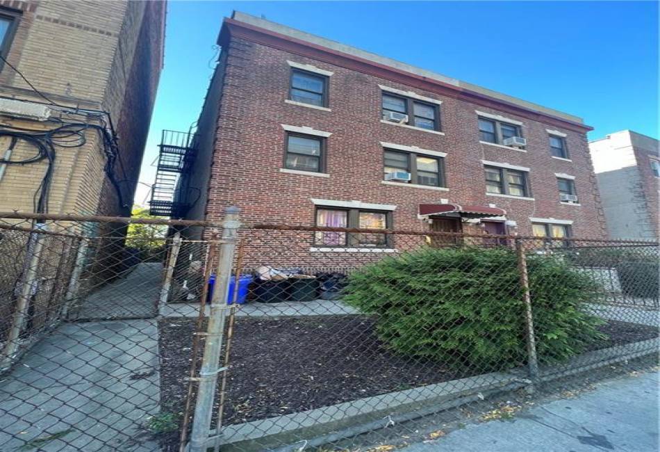 688 Rogers Avenue, Brooklyn, New York 11226, 9 Bedrooms Bedrooms, ,7 BathroomsBathrooms,Residential,For Sale,Rogers,487038