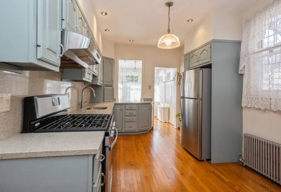 220 92nd Street, Brooklyn, New York 11209, 5 Bedrooms Bedrooms, ,1 BathroomBathrooms,Residential,For Sale,92nd,487118