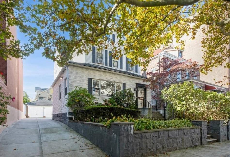 220 92nd Street, Brooklyn, New York 11209, 5 Bedrooms Bedrooms, ,1 BathroomBathrooms,Residential,For Sale,92nd,487118