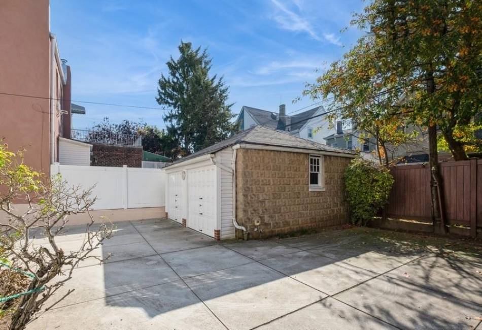 220 92nd Street, Brooklyn, New York 11209, 5 Bedrooms Bedrooms, ,1 BathroomBathrooms,Residential,For Sale,92nd,487118