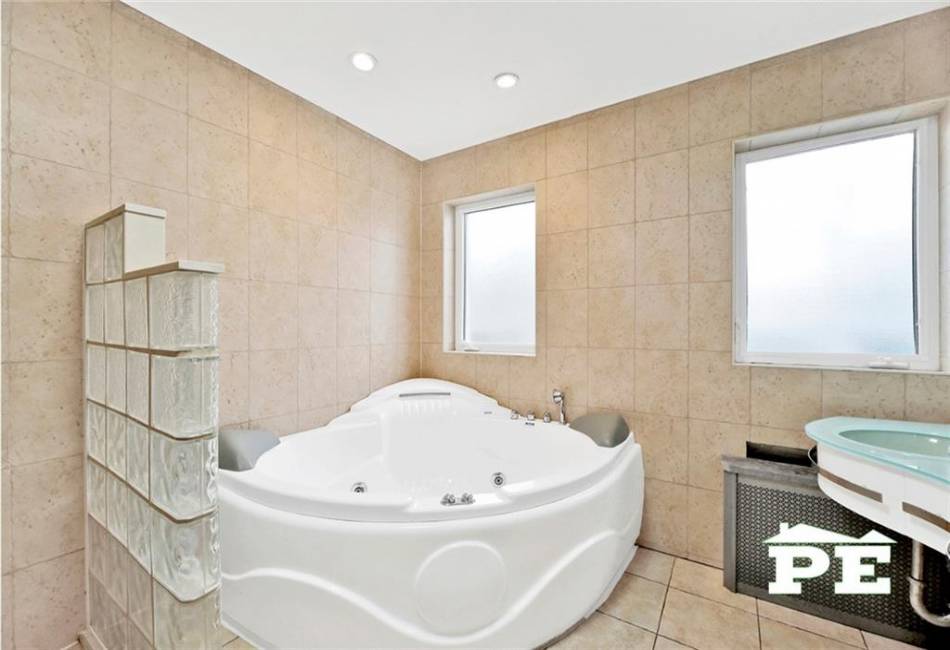 2642 7th Street, Brooklyn, New York 11235, 5 Bedrooms Bedrooms, ,4 BathroomsBathrooms,Residential,For Sale,7th,477124