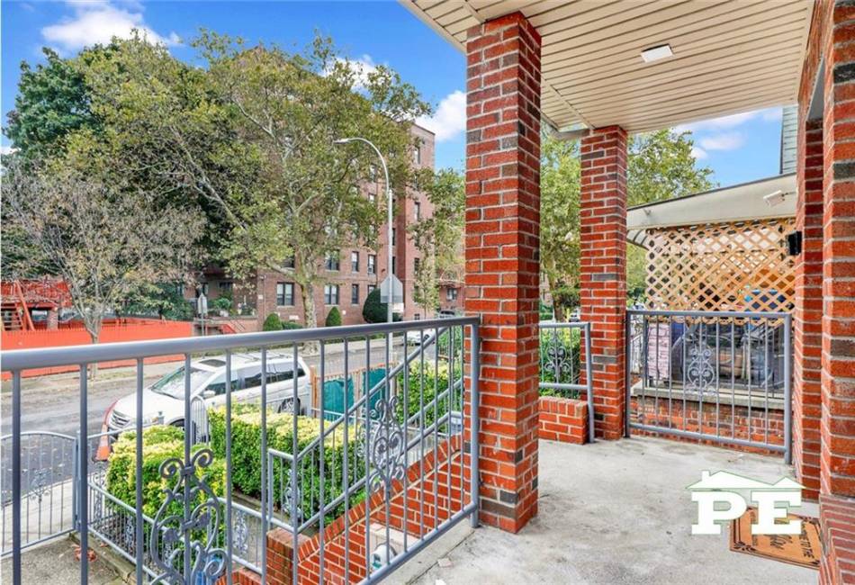 2642 7th Street, Brooklyn, New York 11235, 5 Bedrooms Bedrooms, ,4 BathroomsBathrooms,Residential,For Sale,7th,477124