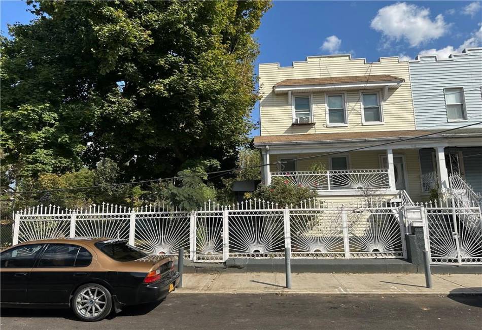 361 Chestnut Court, Brooklyn, New York 11208, 5 Bedrooms Bedrooms, ,3 BathroomsBathrooms,Residential,For Sale,Chestnut,487173