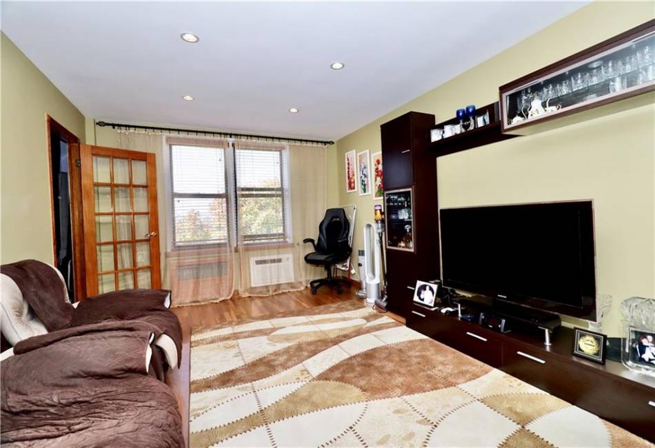 2800 Coyle Street, Brooklyn, New York 11235, 2 Bedrooms Bedrooms, ,1 BathroomBathrooms,Residential,For Sale,Coyle,487270