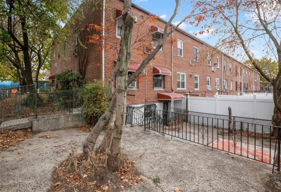 9823 Seaview Avenue, Brooklyn, New York 11236, 3 Bedrooms Bedrooms, ,3 BathroomsBathrooms,Residential,For Sale,Seaview,487377