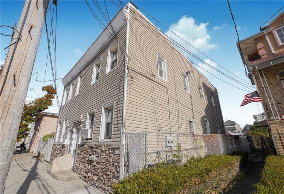 7 Doty Avenue, Staten Island, New York 10305, 8 Bedrooms Bedrooms, ,Residential,For Sale,Doty,487399