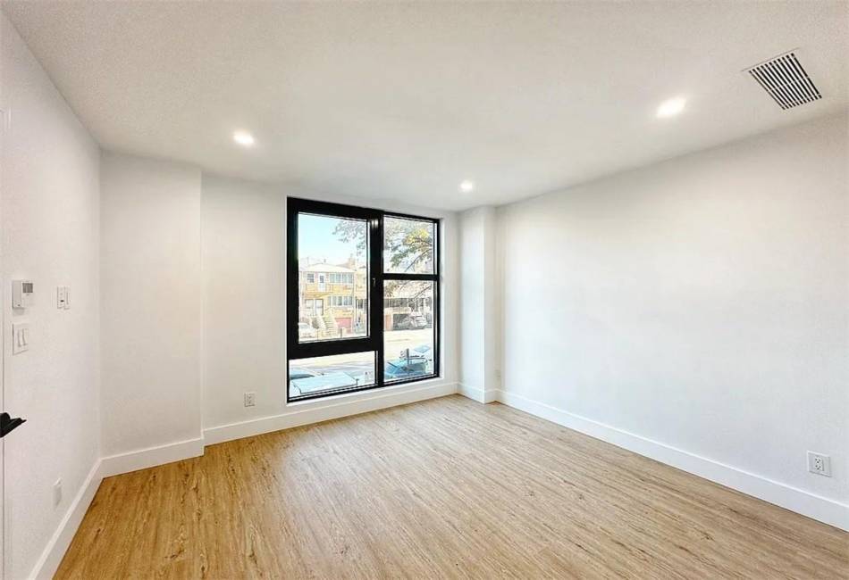 8800 Bay Parkway, Brooklyn, New York 11214, 1 Bedroom Bedrooms, ,1 BathroomBathrooms,Residential,For Sale,Bay,487589